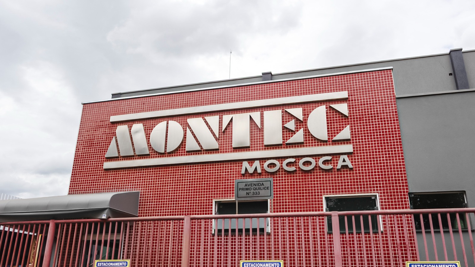 Equipe de atendimento comercial da Montec Mococa em reunião